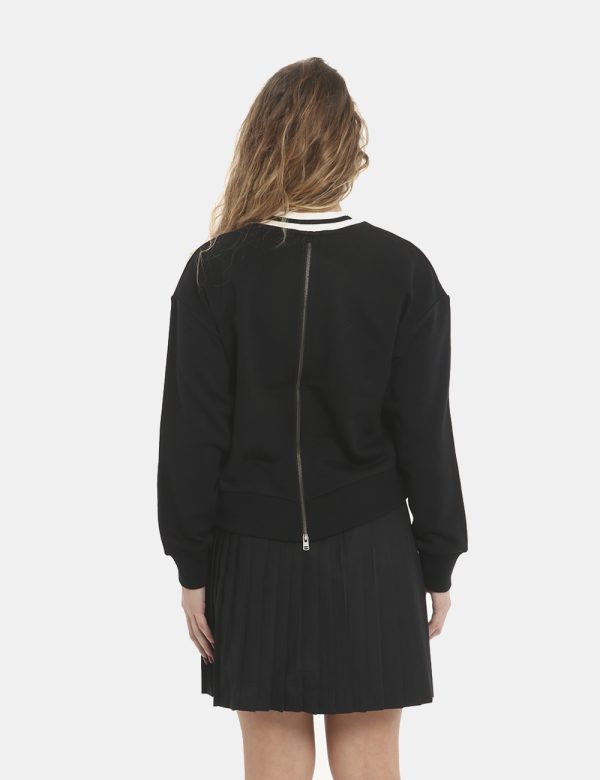 Maglia Fred Perry girocollo nero - COMPOSIZIONE E VESTIBILITÀ:100% cotoneLa modella è alta 170 cm e indossa la taglia 8 corr
