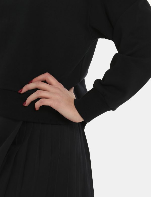 Maglia Fred Perry girocollo nero - COMPOSIZIONE E VESTIBILITÀ:100% cotoneLa modella è alta 170 cm e indossa la taglia 8 corr