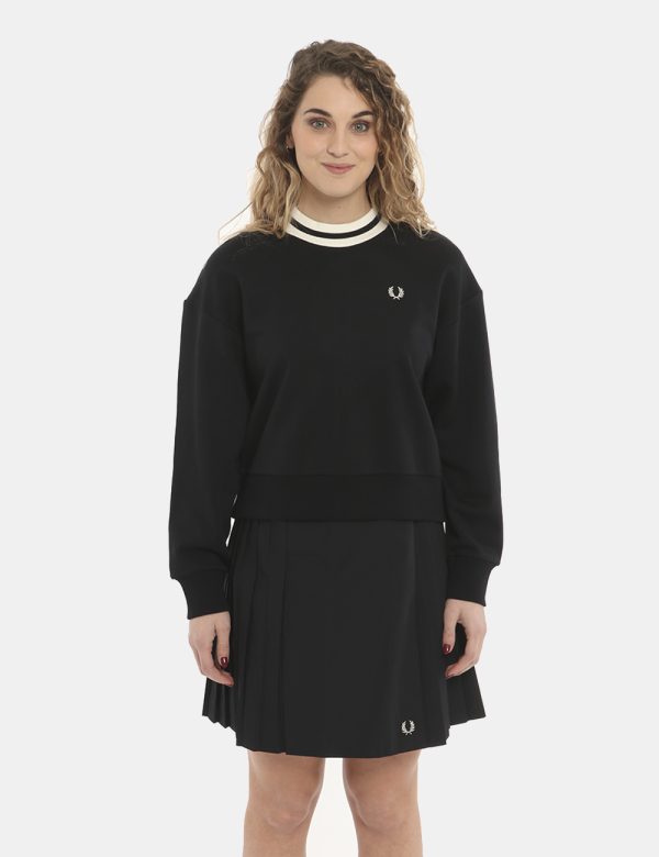 Maglia Fred Perry girocollo nero - COMPOSIZIONE E VESTIBILITÀ:100% cotoneLa modella è alta 170 cm e indossa la taglia 8 corr