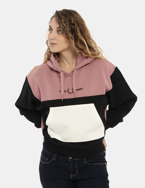 Felpa Fred Perry bicolor nero/rosa - COMPOSIZIONE E VESTIBILITÀ:100% cotoneLa modella è alta 170 cm e indossa la taglia corr