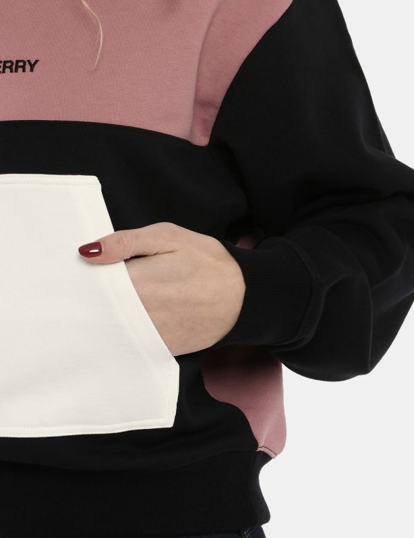 Felpa Fred Perry bicolor nero/rosa - COMPOSIZIONE E VESTIBILITÀ:100% cotoneLa modella è alta 170 cm e indossa la taglia corr