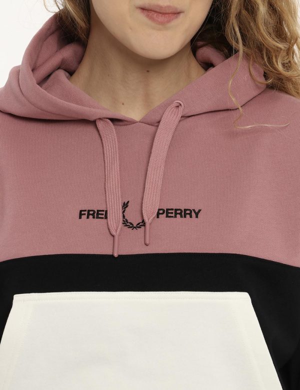 Felpa Fred Perry bicolor nero/rosa - COMPOSIZIONE E VESTIBILITÀ:100% cotoneLa modella è alta 170 cm e indossa la taglia corr