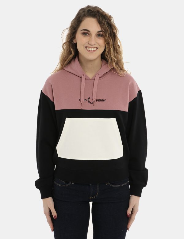 Felpa Fred Perry bicolor nero/rosa - COMPOSIZIONE E VESTIBILITÀ:100% cotoneLa modella è alta 170 cm e indossa la taglia corr