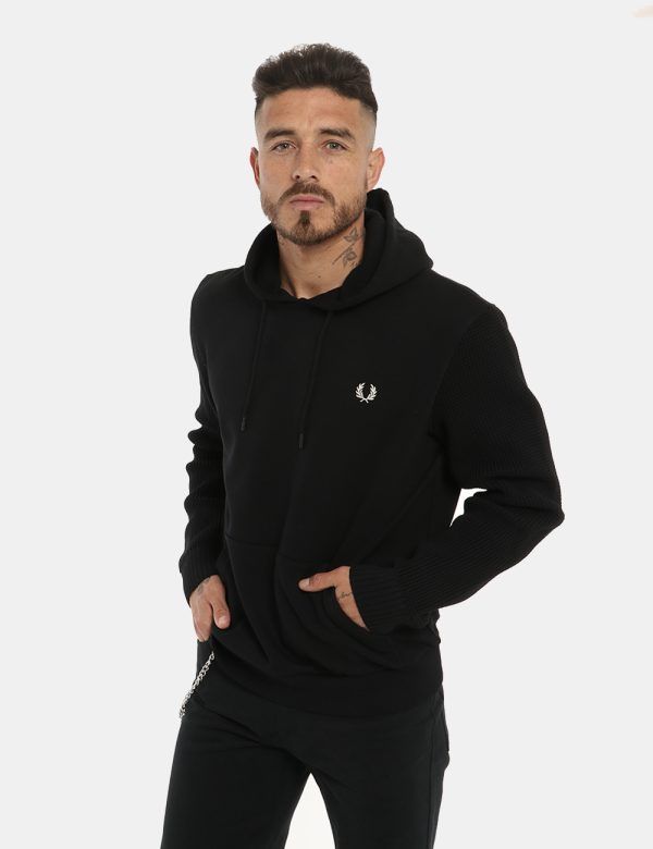 Felpa Fred Perry con cappuccio nero - COMPOSIZIONE E VESTIBILITÀ:100% cotonemodella e vestibilità.CONSIGLI DI STILE:Felpa co