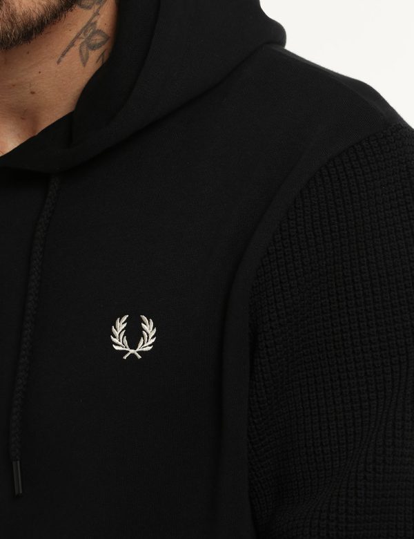 Felpa Fred Perry con cappuccio nero - COMPOSIZIONE E VESTIBILITÀ:100% cotonemodella e vestibilità.CONSIGLI DI STILE:Felpa co