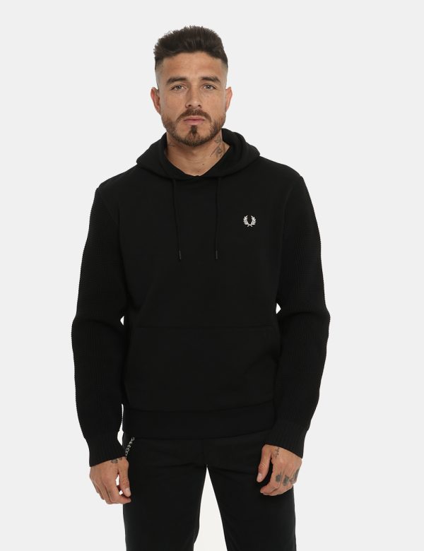 Felpa Fred Perry con cappuccio nero - COMPOSIZIONE E VESTIBILITÀ:100% cotonemodella e vestibilità.CONSIGLI DI STILE:Felpa co