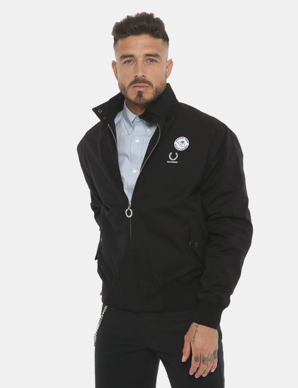 Giubbino Fred Perry nero - COMPOSIZIONE E VESTIBILITÀ:100% cotonemodella e vestibilità.CONSIGLI DI STILE:Giubbino su sfondo