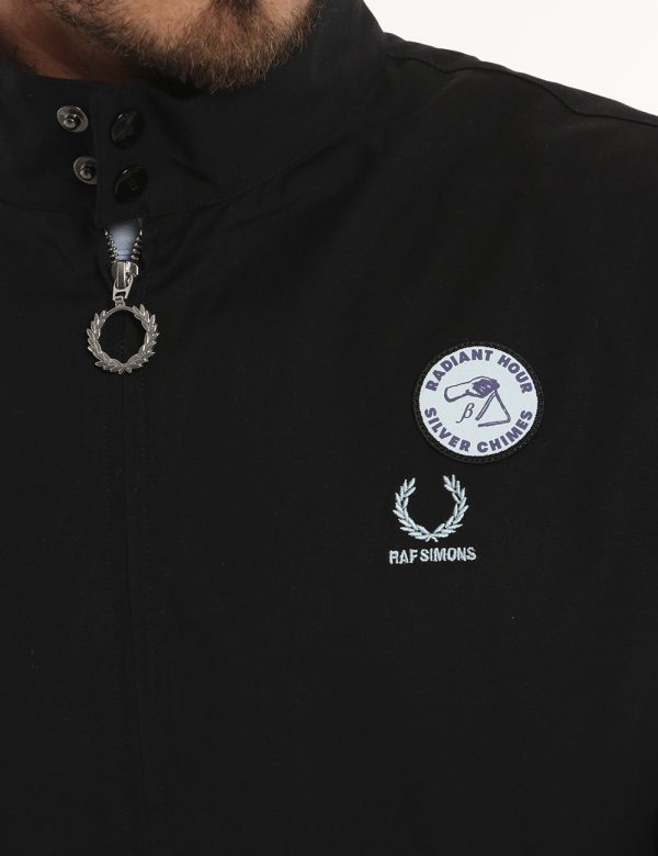 Giubbino Fred Perry nero - COMPOSIZIONE E VESTIBILITÀ:100% cotonemodella e vestibilità.CONSIGLI DI STILE:Giubbino su sfondo