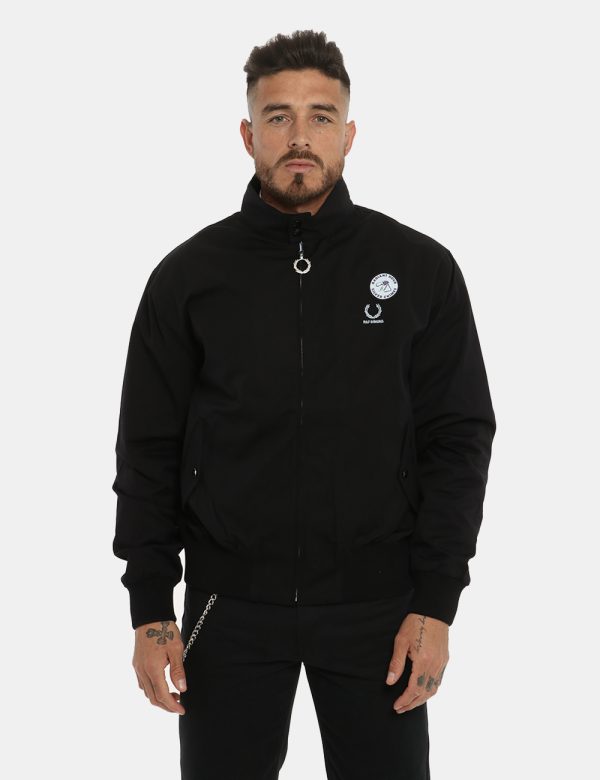 Giubbino Fred Perry nero - COMPOSIZIONE E VESTIBILITÀ:100% cotonemodella e vestibilità.CONSIGLI DI STILE:Giubbino su sfondo