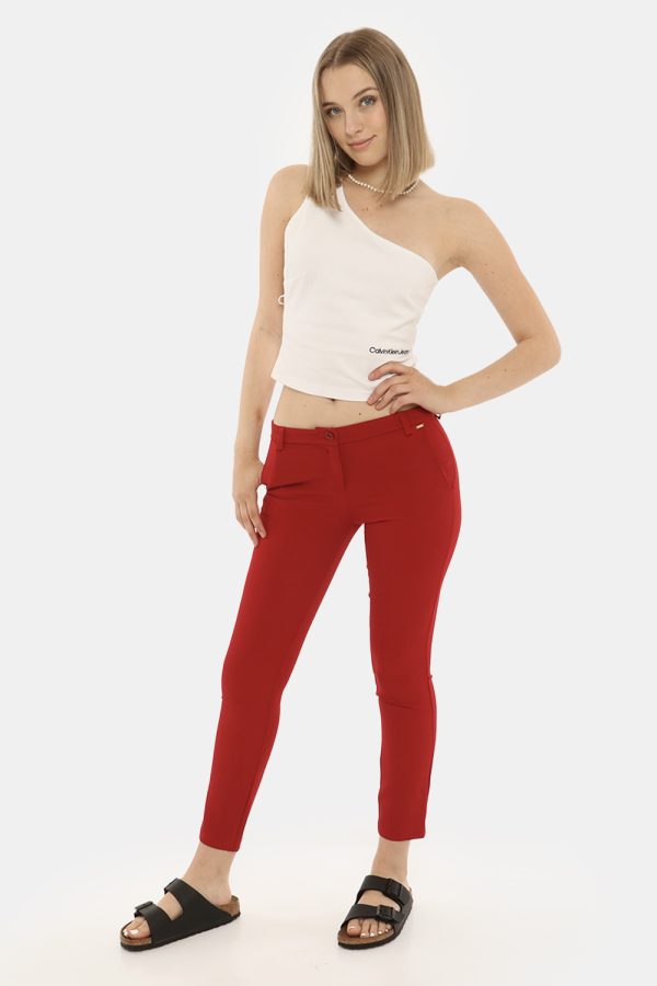 Pantalone Fracomina rosso - COMPOSIZIONE E VESTIBILITÀ:90% poliestere 10% elastaneLa modella è alta 170 cm e indossa la tagl