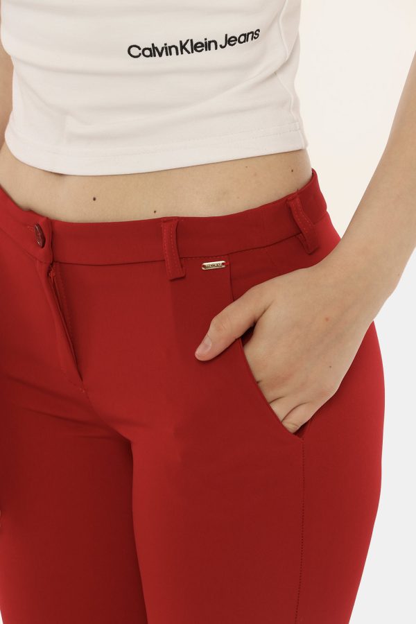 Pantalone Fracomina rosso - COMPOSIZIONE E VESTIBILITÀ:90% poliestere 10% elastaneLa modella è alta 170 cm e indossa la tagl