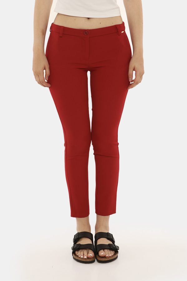 Pantalone Fracomina rosso - COMPOSIZIONE E VESTIBILITÀ:90% poliestere 10% elastaneLa modella è alta 170 cm e indossa la tagl