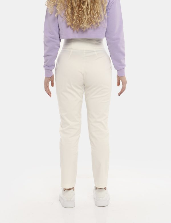 Pantalone Gaelle Paris bianco - COMPOSIZIONE E VESTIBILITÀ:97% cotone 3% elastaneLa modella è alta 170 cm e indossa la tagli
