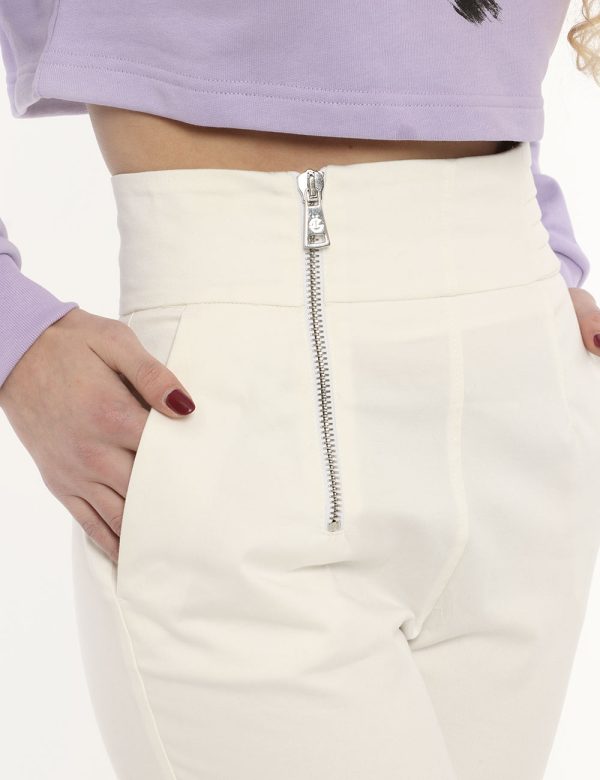 Pantalone Gaelle Paris bianco - COMPOSIZIONE E VESTIBILITÀ:97% cotone 3% elastaneLa modella è alta 170 cm e indossa la tagli