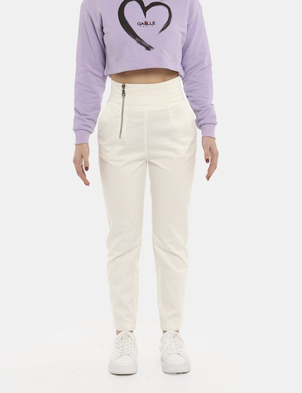 Pantalone Gaelle Paris bianco - COMPOSIZIONE E VESTIBILITÀ:97% cotone 3% elastaneLa modella è alta 170 cm e indossa la tagli