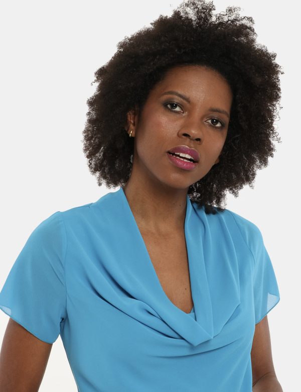 Camicia Vougue azzurro - COMPOSIZIONE E VESTIBILITÀ:100% poliestereLa modella è alta 170 cm e indossa la taglia S. La vestib
