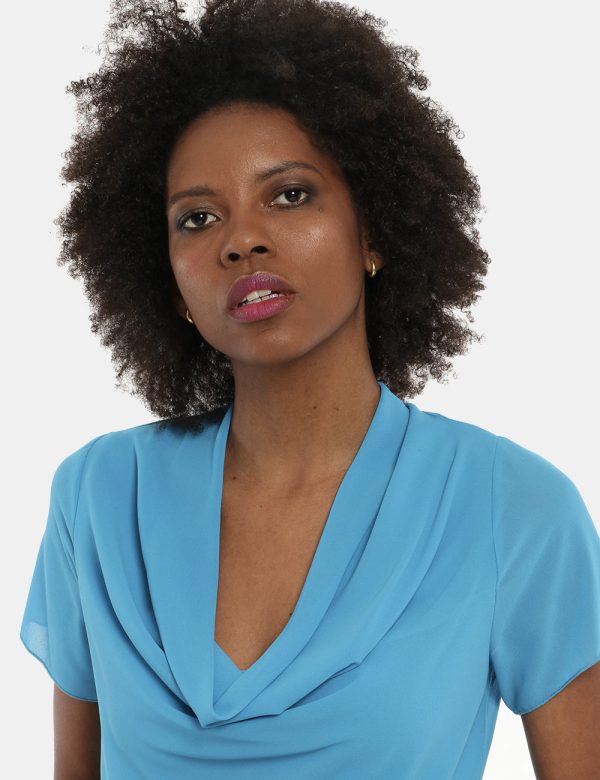 Camicia Vougue azzurro - COMPOSIZIONE E VESTIBILITÀ:100% poliestereLa modella è alta 170 cm e indossa la taglia S. La vestib