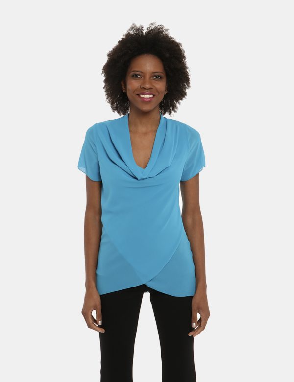 Camicia Vougue azzurro - COMPOSIZIONE E VESTIBILITÀ:100% poliestereLa modella è alta 170 cm e indossa la taglia S. La vestib