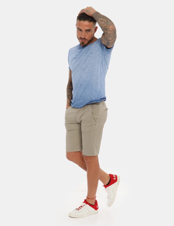 Bermuda Fifty Four avorio - COMPOSIZIONE E VESTIBILITÀ:98% cotone 2% elastaneIl modello è alto 178 cm e indossa la taglia 32