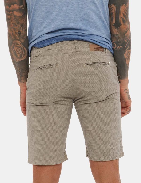 Bermuda Fifty Four avorio - COMPOSIZIONE E VESTIBILITÀ:98% cotone 2% elastaneIl modello è alto 178 cm e indossa la taglia 32