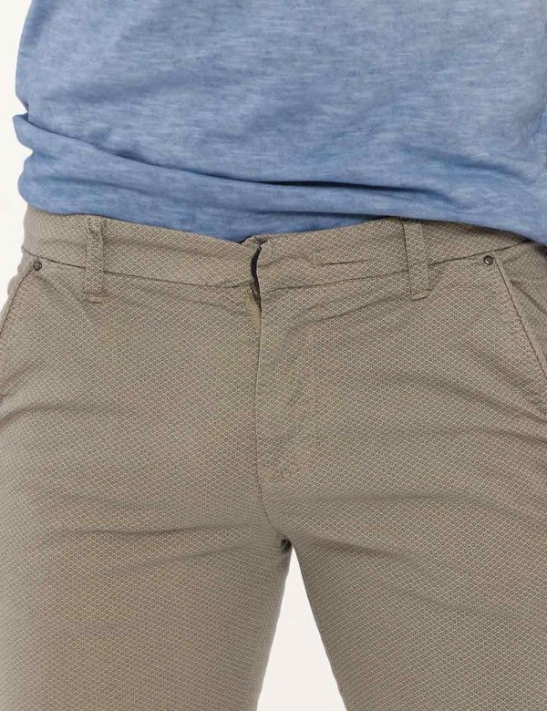 Bermuda Fifty Four avorio - COMPOSIZIONE E VESTIBILITÀ:98% cotone 2% elastaneIl modello è alto 178 cm e indossa la taglia 32