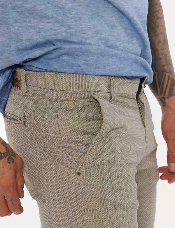 Bermuda Fifty Four avorio - COMPOSIZIONE E VESTIBILITÀ:98% cotone 2% elastaneIl modello è alto 178 cm e indossa la taglia 32