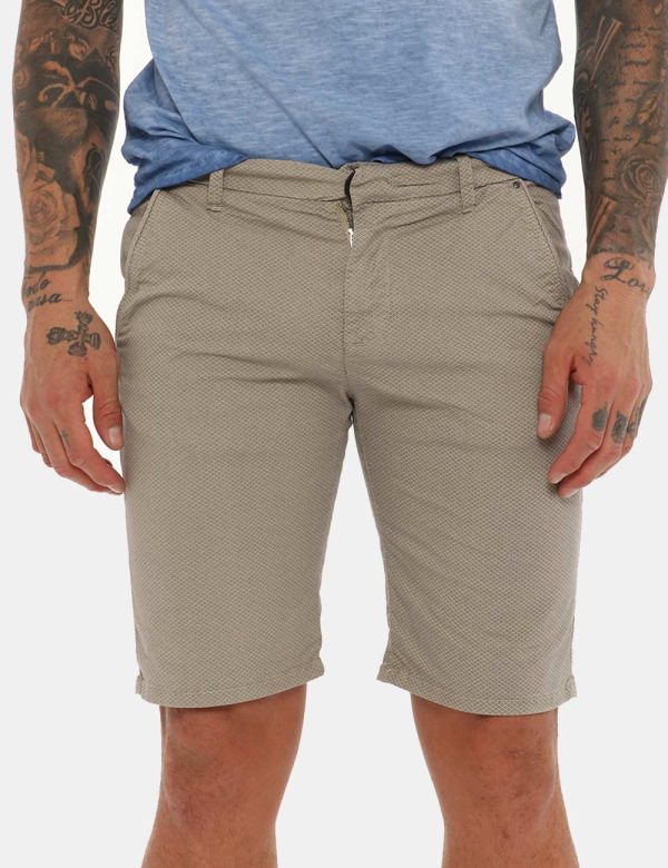 Bermuda Fifty Four avorio - COMPOSIZIONE E VESTIBILITÀ:98% cotone 2% elastaneIl modello è alto 178 cm e indossa la taglia 32