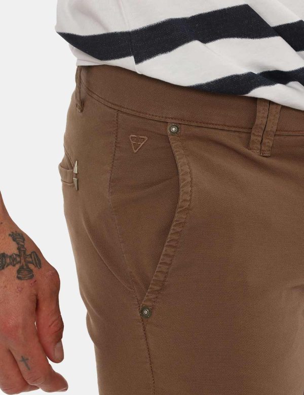 Pantalone Fifty Four marrone - COMPOSIZIONE E VESTIBILITÀ:97% cotone 3% elastaneIl modello è alto 178 cm e indossa la taglia