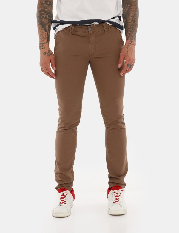 Pantalone Fifty Four marrone - COMPOSIZIONE E VESTIBILITÀ:97% cotone 3% elastaneIl modello è alto 178 cm e indossa la taglia