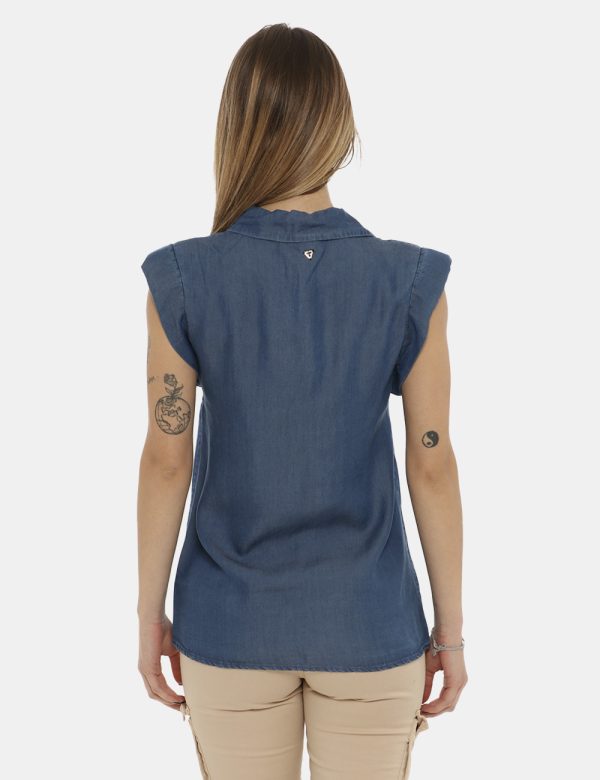 Camicia Fifty Four blu denim - COMPOSIZIONE E VESTIBILITÀ:100% lyocellLa modella è alta 170 cm e indossa la taglia S. La ves