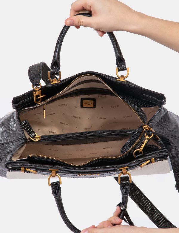 Borsa Guess Beige - Borsa a tracolla semirigida di medie dimensioni in simil pelle lucida, bicolor beige e nero. La bag si c