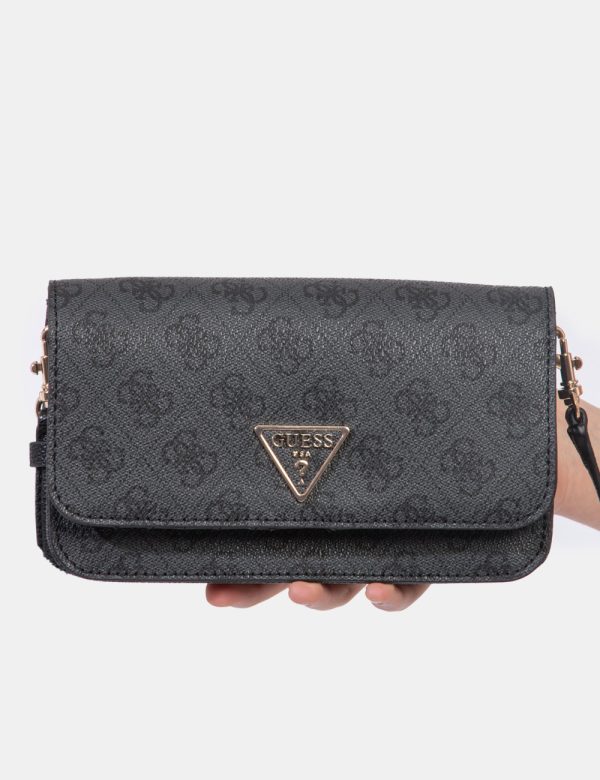 Borsa Guess Nero - Borsa a mano modello pochette in total nero con logo brand. L'interno è composto da scompartimento princi