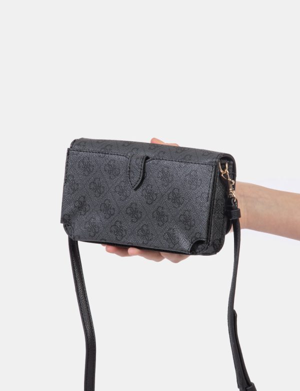 Borsa Guess Nero - Borsa a mano modello pochette in total nero con logo brand. L'interno è composto da scompartimento princi