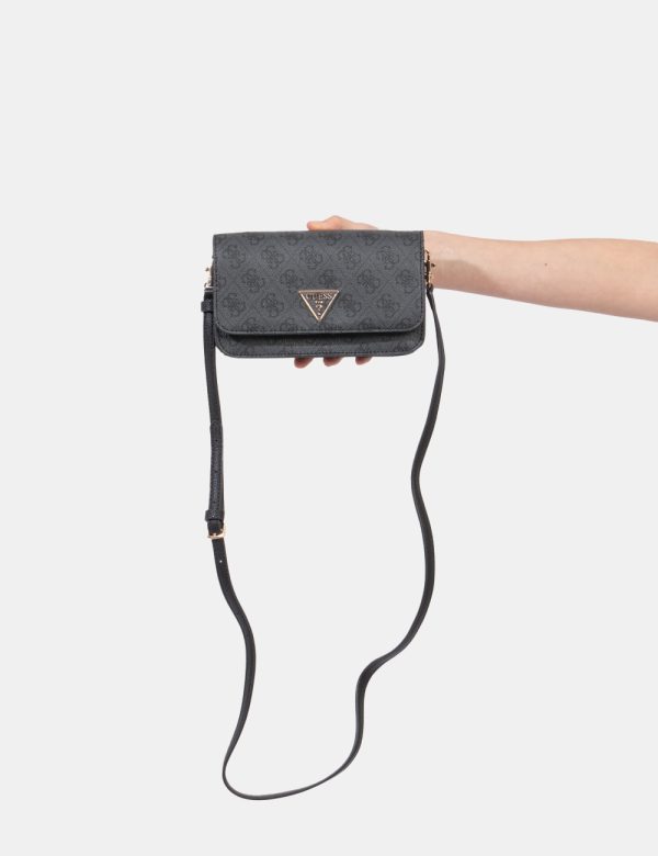 Borsa Guess Nero - Borsa a mano modello pochette in total nero con logo brand. L'interno è composto da scompartimento princi