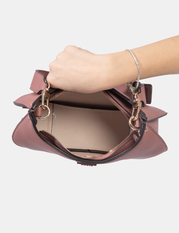 Borsa Guess Rosa - Borsa a mano modello pochette in total rosa con logo brand in metallo. Presente unico scompartimento con