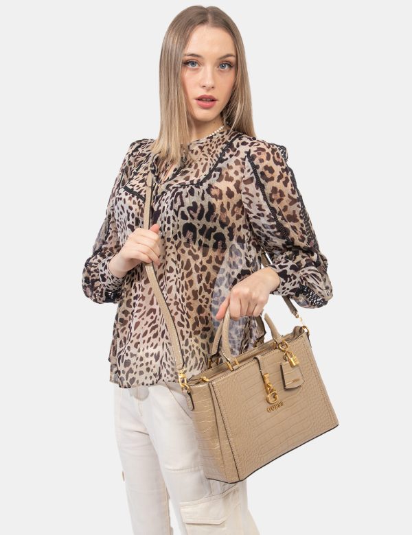 Borsa Guess Beige - Borsa a tracolla semirigida di medie dimensioni in simil pelle lucida ed in total beige. La bag si compo