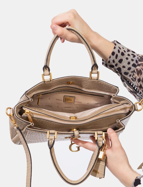 Borsa Guess Beige - Borsa a tracolla semirigida di medie dimensioni in simil pelle lucida ed in total beige. La bag si compo
