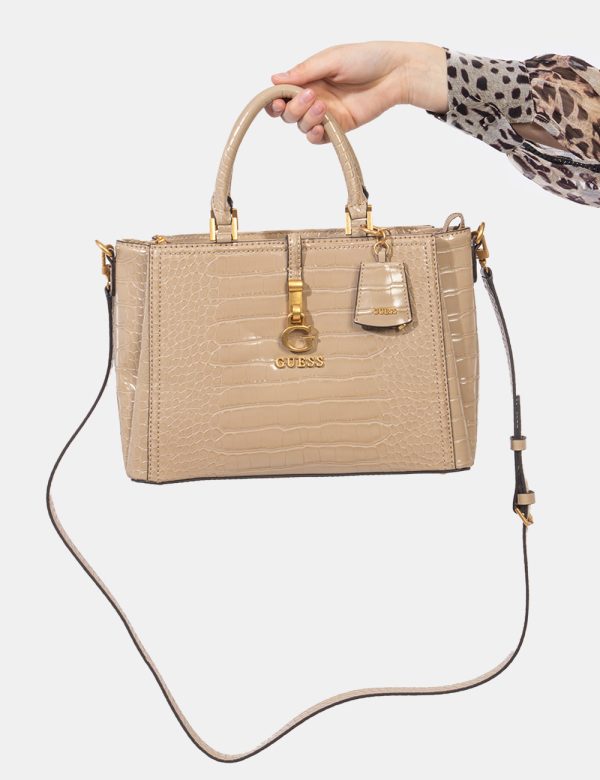 Borsa Guess Beige - Borsa a tracolla semirigida di medie dimensioni in simil pelle lucida ed in total beige. La bag si compo