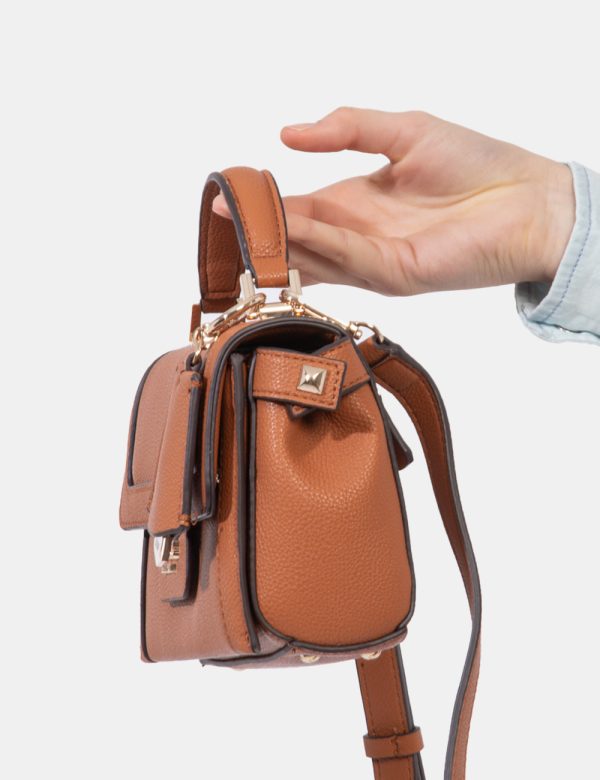 Borsa Guess Marrone - Borsa a tracolla semirigida di piccole dimensioni in total marrone whiskey. La bag si compone di tre s