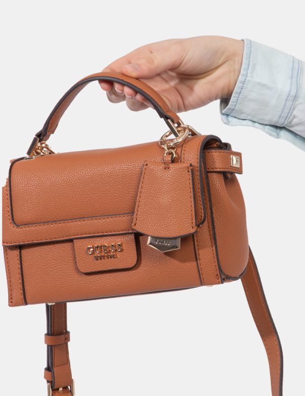 Borsa Guess Marrone - Borsa a tracolla semirigida di piccole dimensioni in total marrone whiskey. La bag si compone di tre s