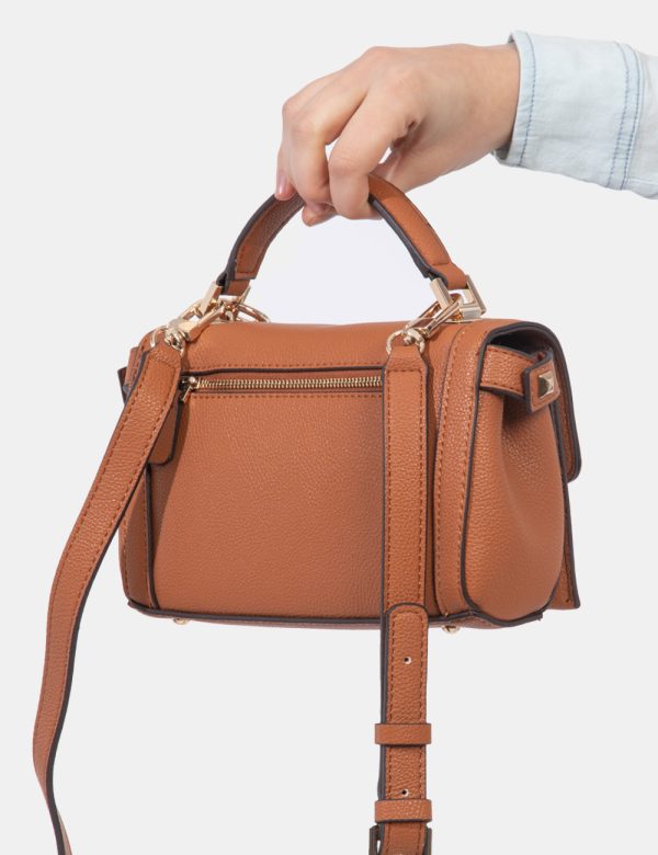 Borsa Guess Marrone - Borsa a tracolla semirigida di piccole dimensioni in total marrone whiskey. La bag si compone di tre s