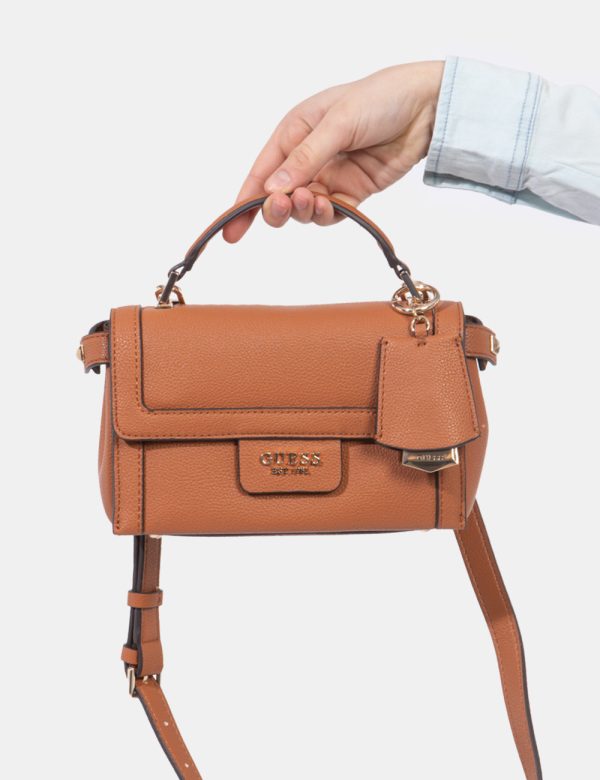 Borsa Guess Marrone - Borsa a tracolla semirigida di piccole dimensioni in total marrone whiskey. La bag si compone di tre s