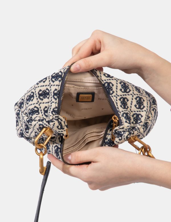 Borsa Guess Beige - Borsa a tracolla morbida di piccole dimensioni in tessuto beige con logo brand ricamato blu navy. La bag