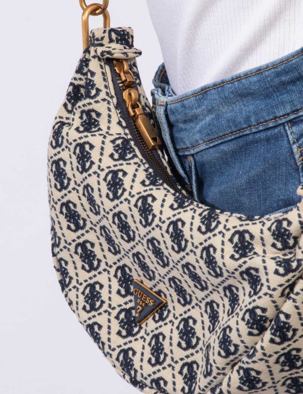 Borsa Guess Beige - Borsa a tracolla morbida di piccole dimensioni in tessuto beige con logo brand ricamato blu navy. La bag