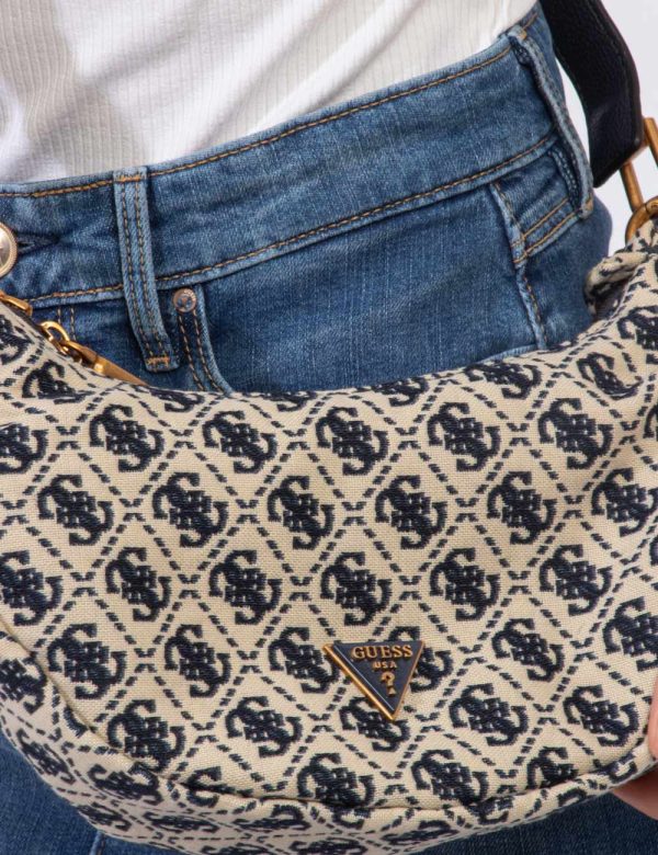 Borsa Guess Beige - Borsa a tracolla morbida di piccole dimensioni in tessuto beige con logo brand ricamato blu navy. La bag