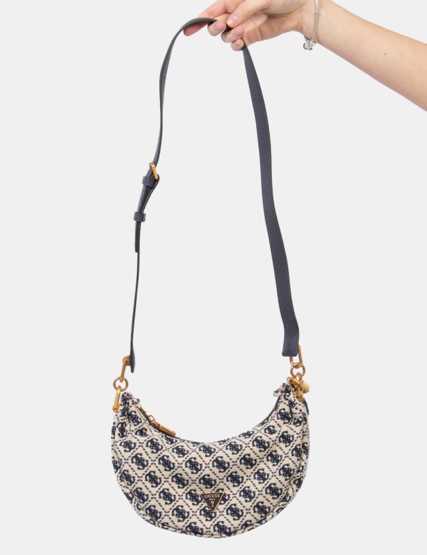 Borsa Guess Beige - Borsa a tracolla morbida di piccole dimensioni in tessuto beige con logo brand ricamato blu navy. La bag