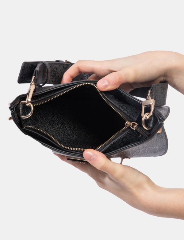 Borsa Guess Nero - Borsa a mano modello pochette in total nero con logo brand in tono su tono. Presente unico scompartimento