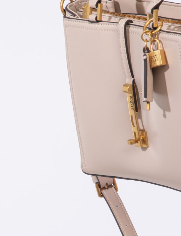 Borsa Guess Rosa - Borsa a tracolla semirigida di medie dimensioni in simil pelle ed in total rosa chiaro con punte di beige