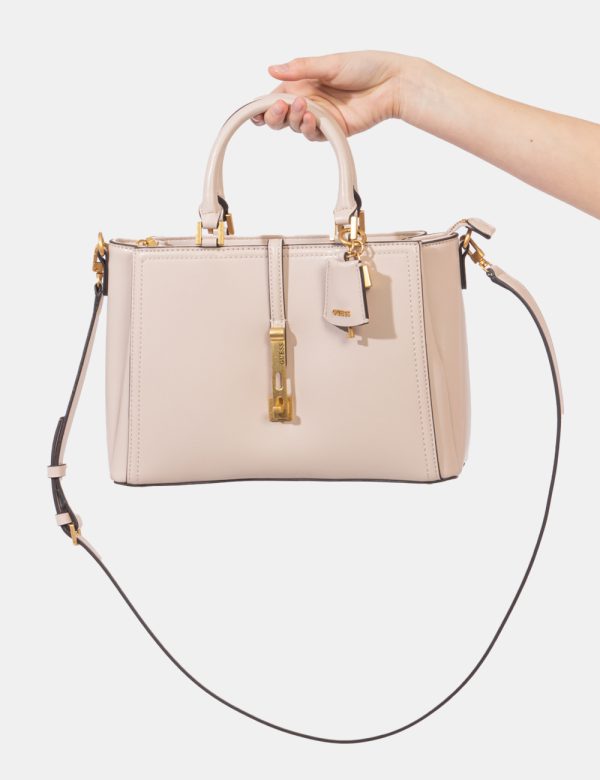 Borsa Guess Rosa - Borsa a tracolla semirigida di medie dimensioni in simil pelle ed in total rosa chiaro con punte di beige