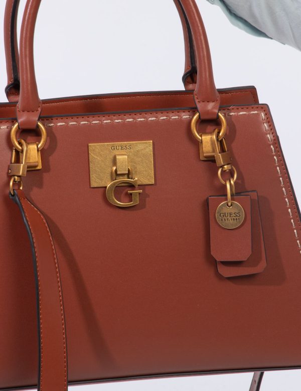 Borsa Guess Marrone - Borsa a tracolla semirigida di medie dimensioni in simil pelle ed in total marrone whiskey. La bag si